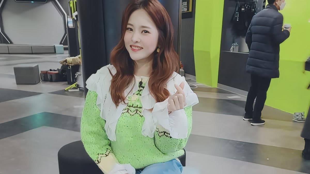 Comedian Han Yun-seo at a filming set