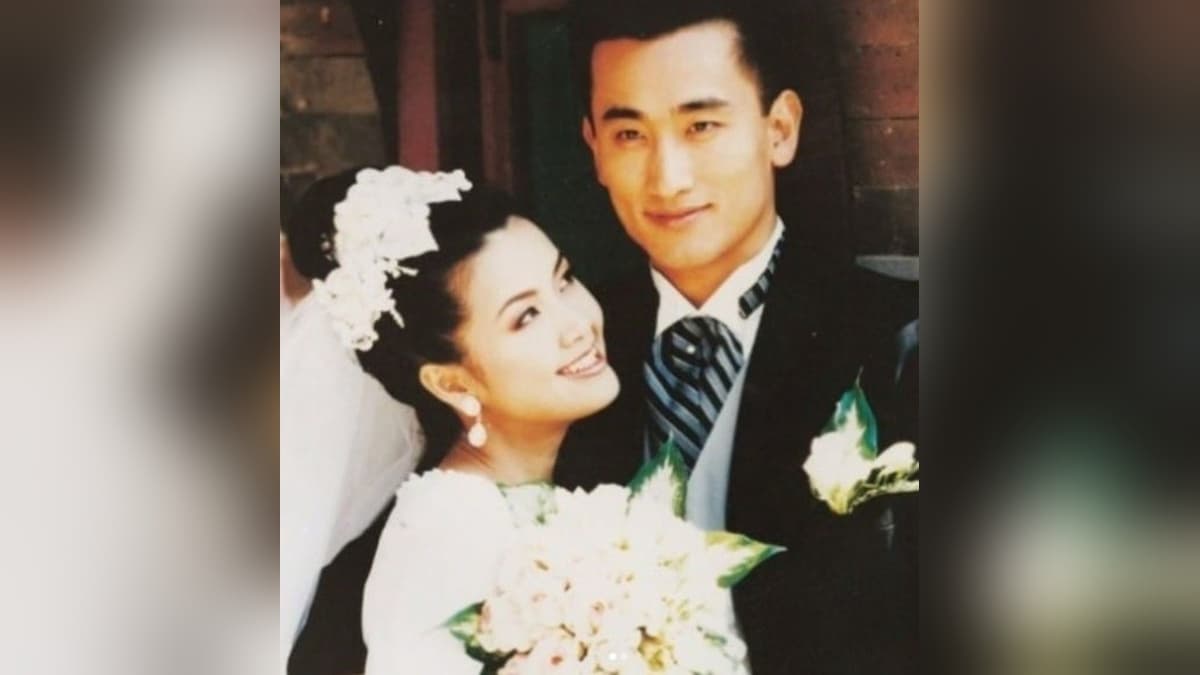 Shin Ae Ra and Cha In Pyo Celebrate 31 Years of Marriage With the Sweetest Duet at Home