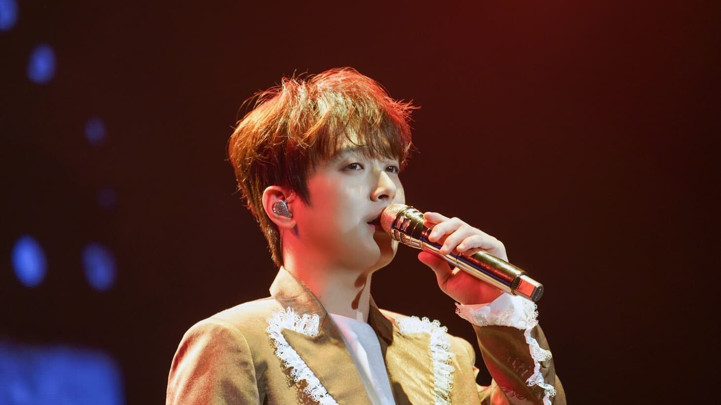Lee Chan-won Captivates Gwangju With a 197-Minute Concert Spectacle