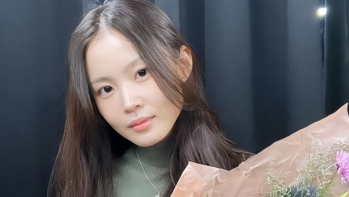 Nobody Expected Lee Hi to Announce Her Romance This Way