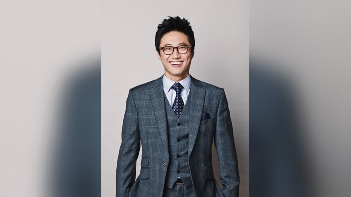 Park Shin-yang Recreates Iconic 'Lovers in Paris' Serenade on Running Man