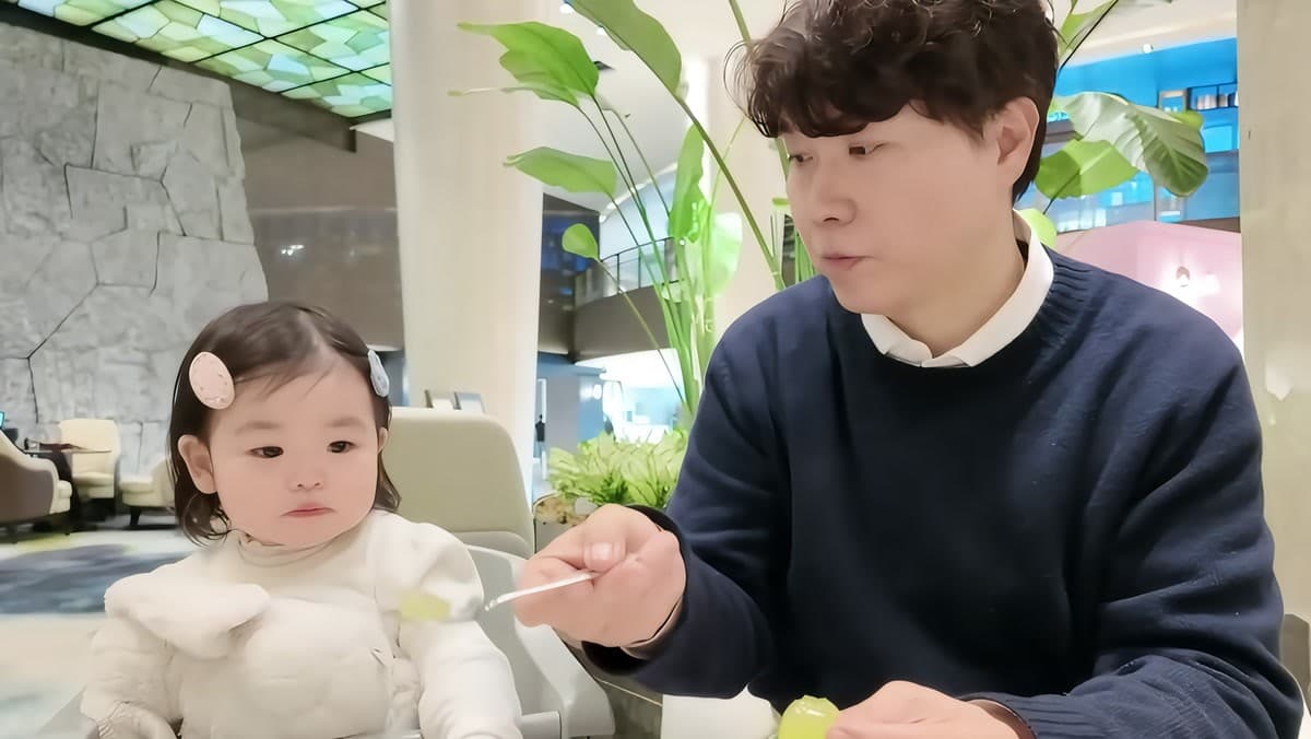 Park Soo-hong's Daughter Jae-i Signs Her 18th Ad at 17 Months — And Greeted 100 Strangers on Her First Flight