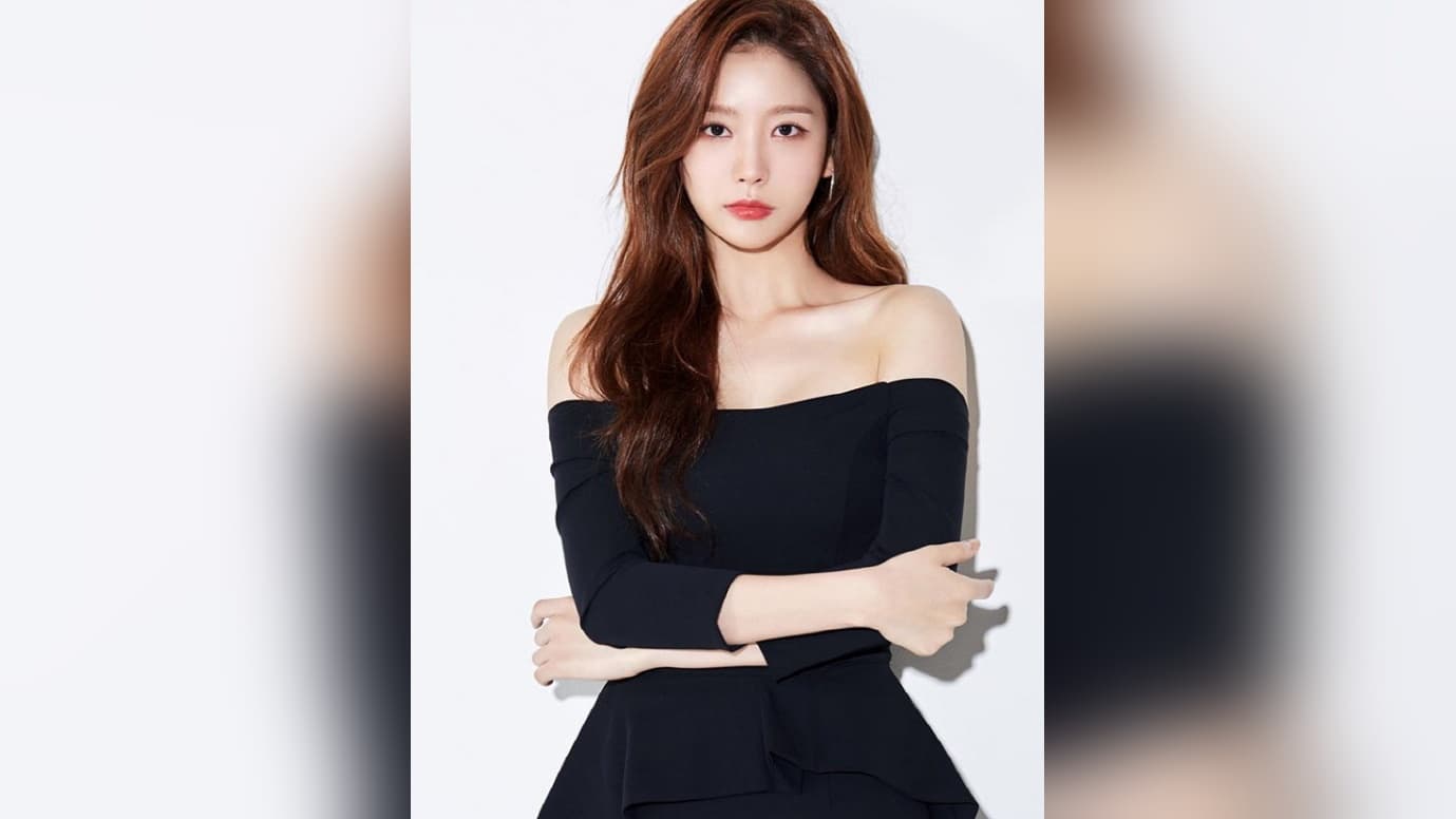 Lee Hwagyeom in a portrait photo, the former Hello Venus member turned actress