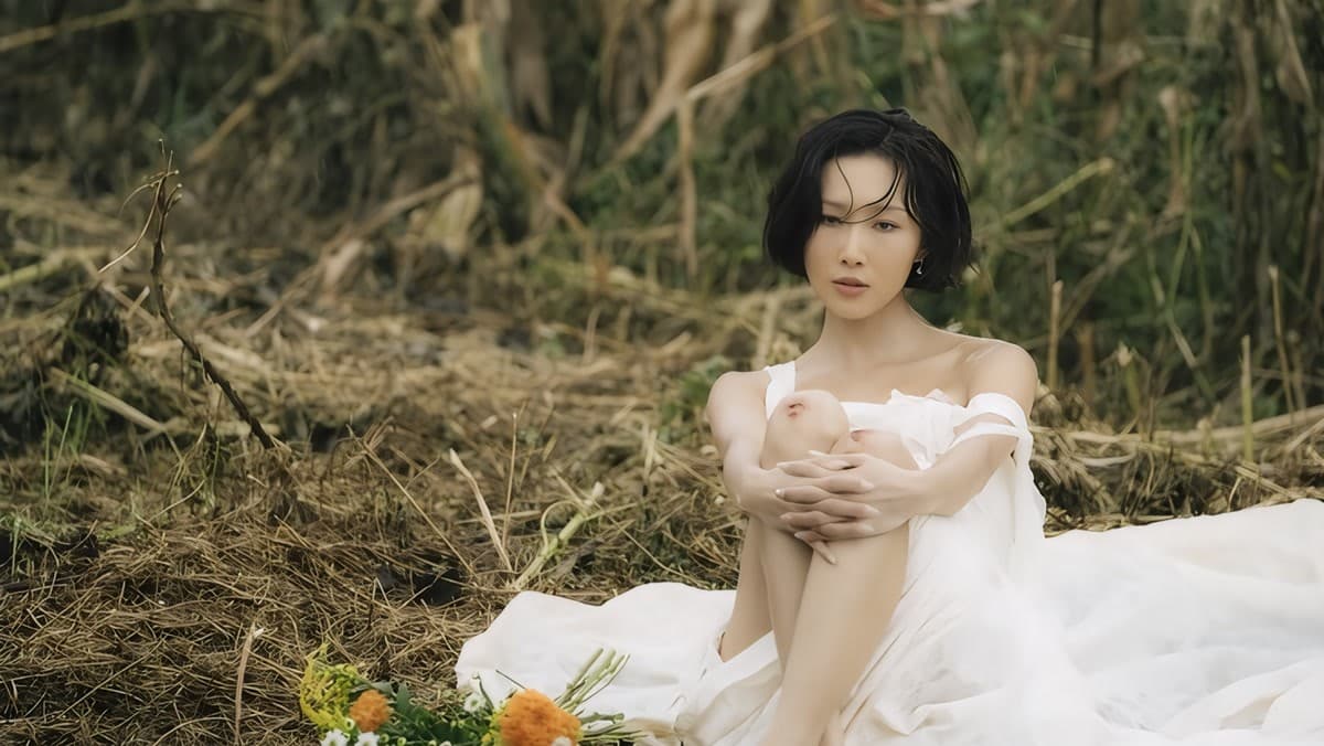 Hwasa Channels Audrey Hepburn for Surprise 'So Cute' Comeback