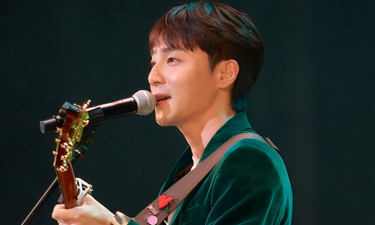 Roy Kim Stuns Seoul With Open-Air 'Bloom Again' Debut