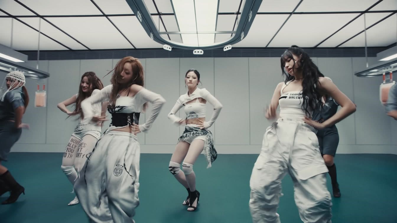 Fans Can't Stop Rewatching KISS OF LIFE's Fiery 'SWEAT' Trailer