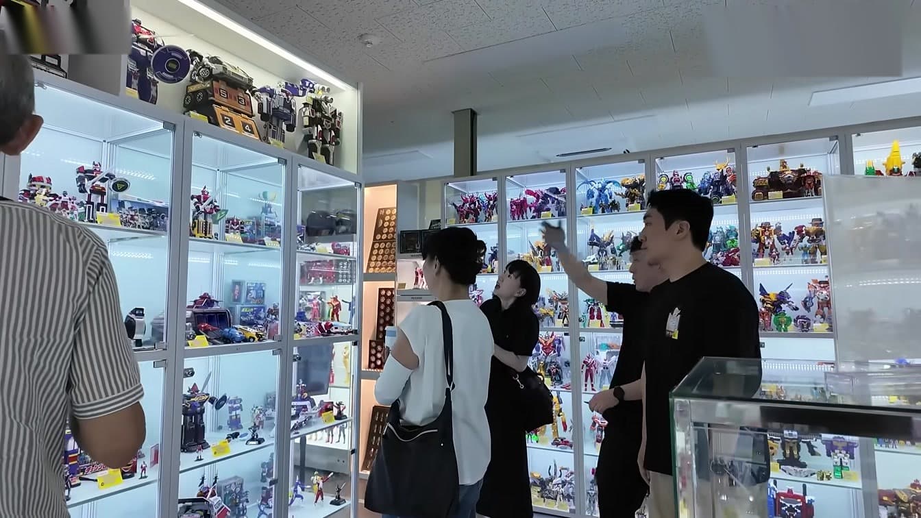 The Comedian With No Comments and a Haunted Toy Museum