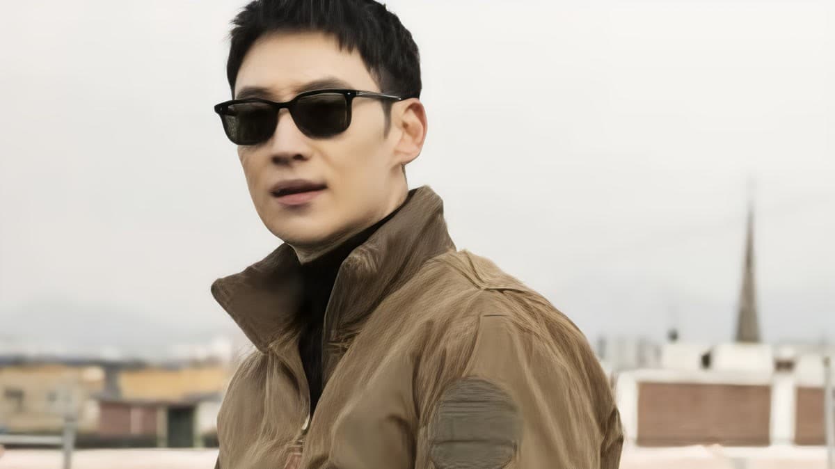 Why Lee Je-hoon Abandoned His No-Dating Rule at 41