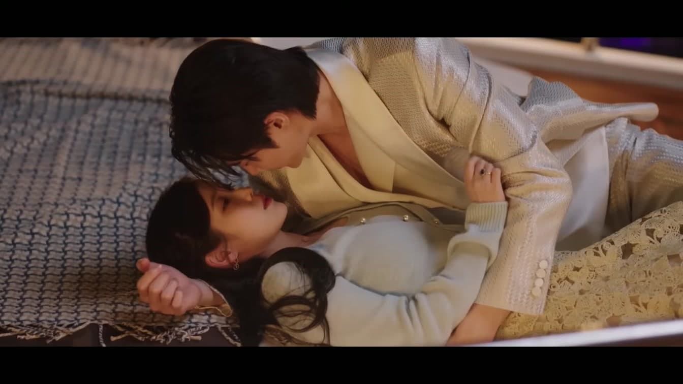IU's Candid Dating Confession on Yoo In-na's Show Has Her Best Friend Seriously Worried