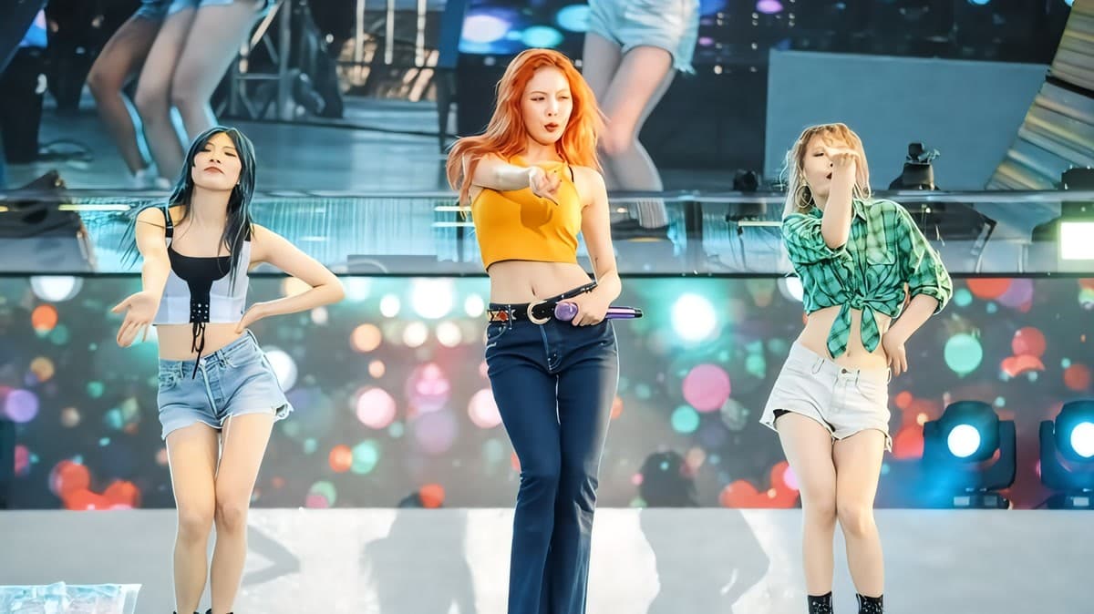 HyunA and Yong Junhyung Are Free — First Stop: Tennis