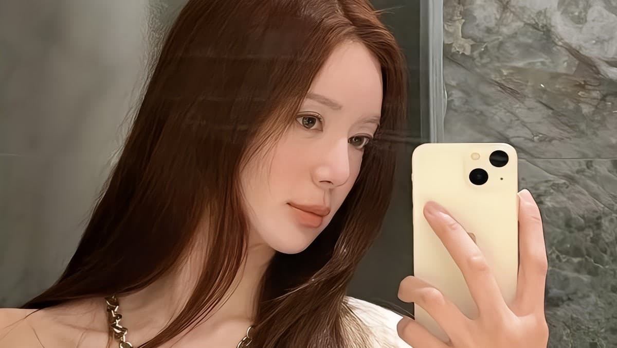 Lee Elijah Reveals Bang Si-hyuk Once Tried to Sign Her