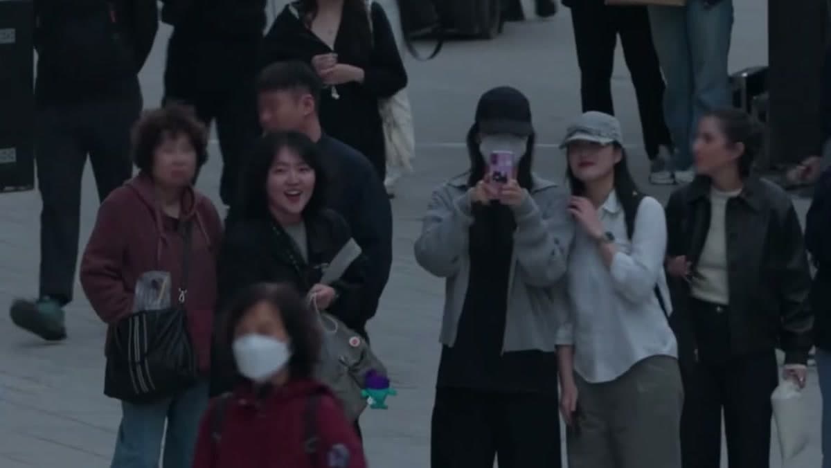 Hanroro's Ipsun Climbs After Masked Busking